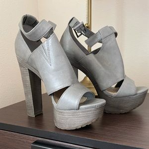 Jessica Simpson Gray leather heels